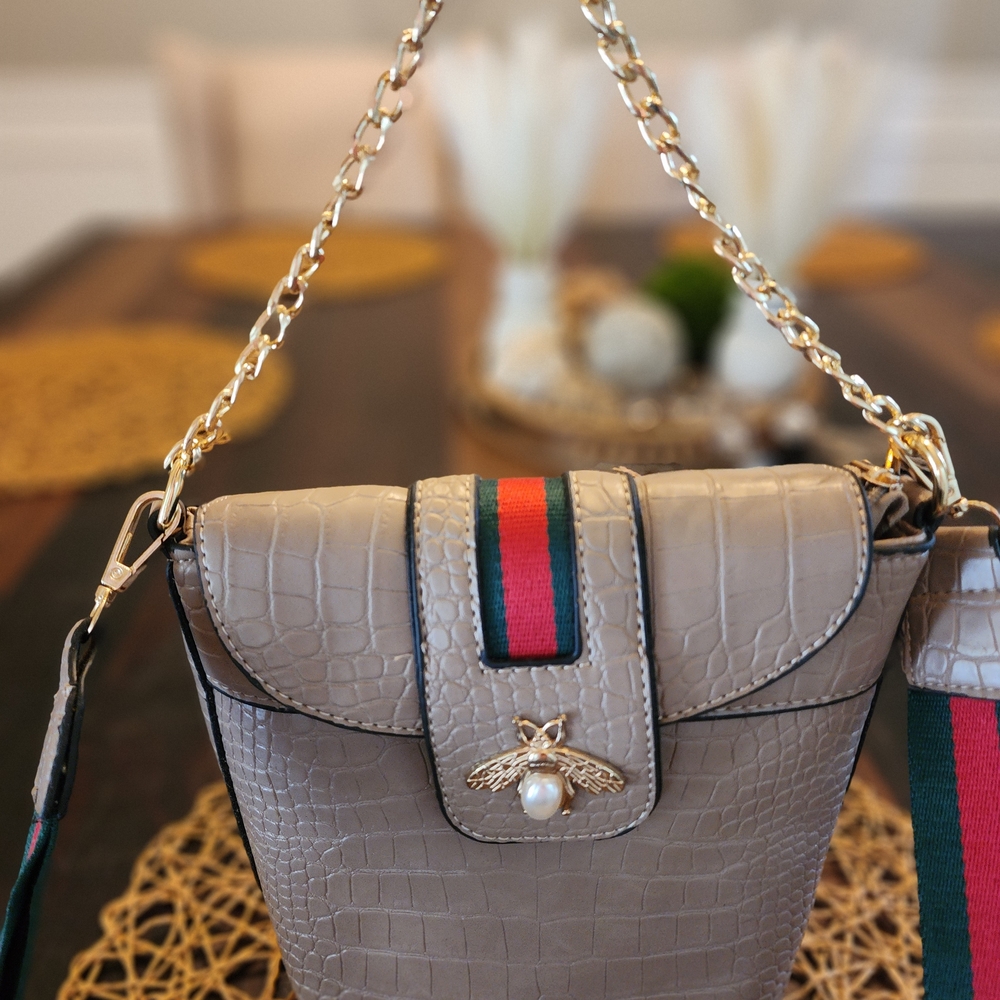 Elegant Beige Croc-Embossed Bag with Gold Bee Accent - Picture 3 of 7